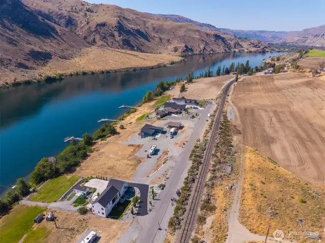 Gorgeous Columbia River views Just 10 minutes to Chelan!
