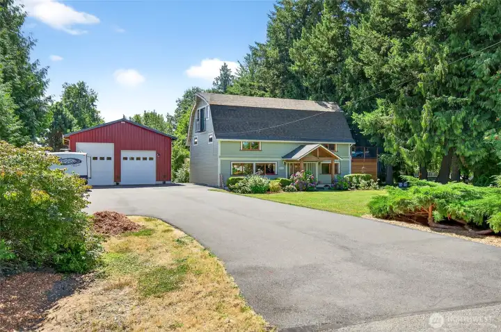 Front black topped driveway allows lots of parking for a RV, boat or guest parking.