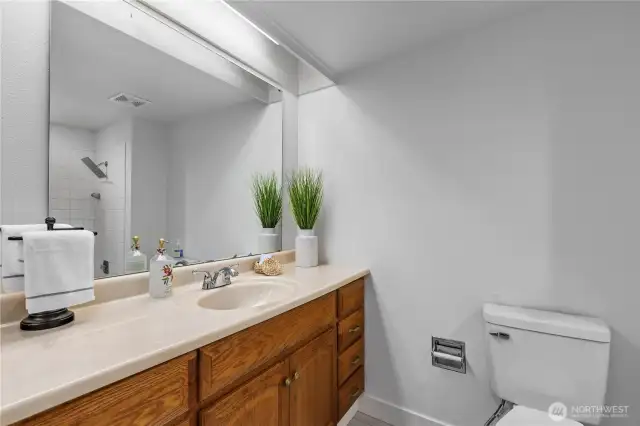 Upstairs main bathroom with shower/tub combo