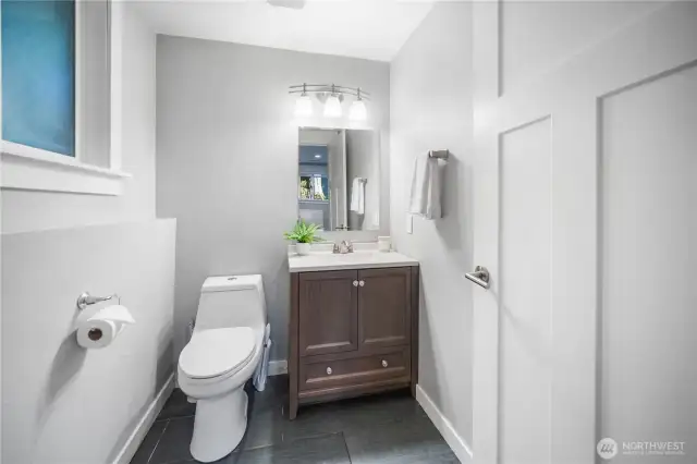 Lower level en-suite bath
