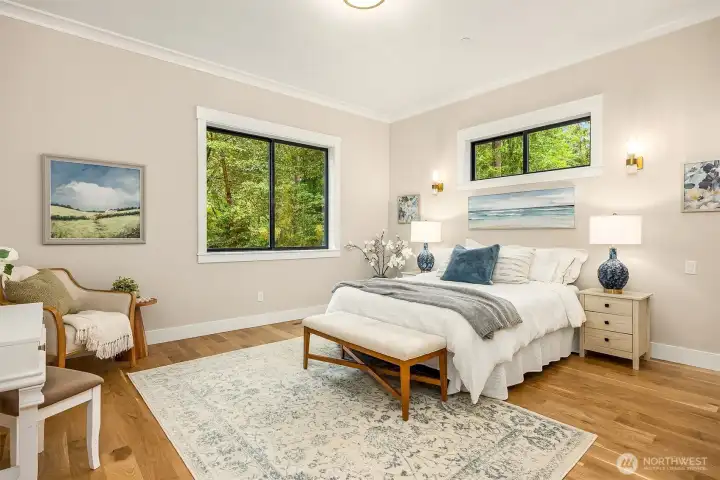 Main level ensuite bedroom: Privately tucked away behind kitchen, Views of the private backyard, oak flooring, Crown molding, Walk-in closet with 5“ plank white oak flooring