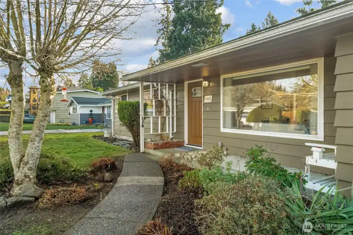 Cute little one level 3 bedroom rambler in the University Place School District - but with a Tacoma address. First time on the market in decades, ready for it's new buyer!