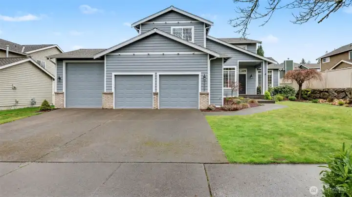 3 car garage with oversize door