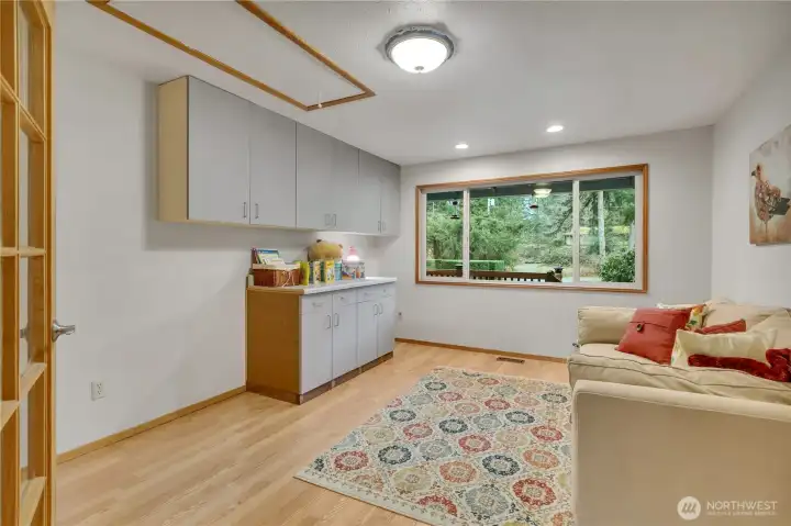 HOMESHCOOLING ANYONE? This is the spot with a door to close off a busy office or????