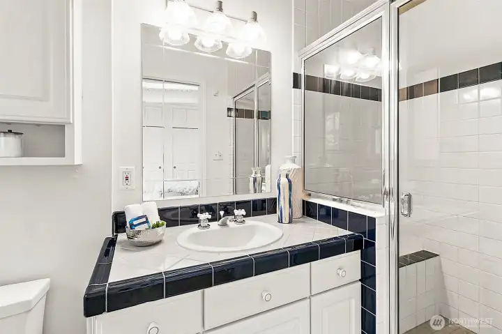 Primary en-suite bath.
