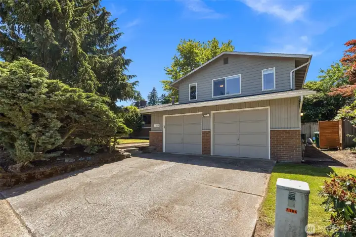 Welcome Home park in a 2 car garage and enjoy AC in this great trilevel
