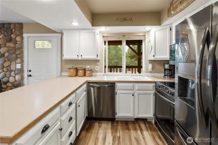 Nice stainless steel appliances in the kitchen. Nice stainless steel appliances in the kitchen.