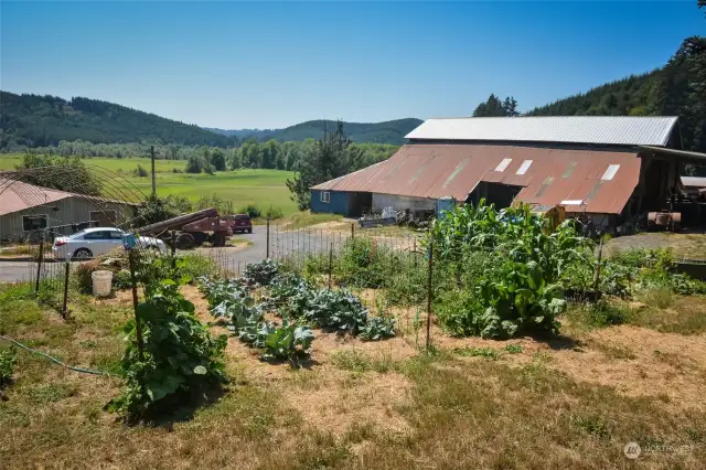 Garden,Barn 90x90 Fields beyond