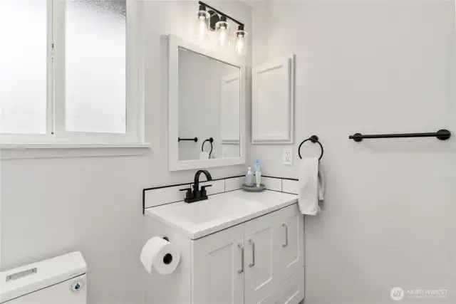 Upstairs hallway full bathroom