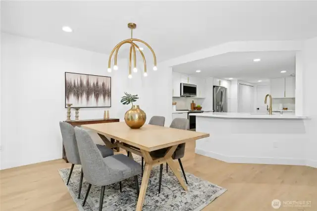 A wonderful flow between dining and kitchen!