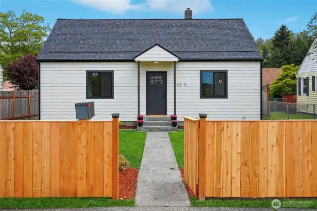 Great curb appeal, brand new fence, green grass is photoshopped.