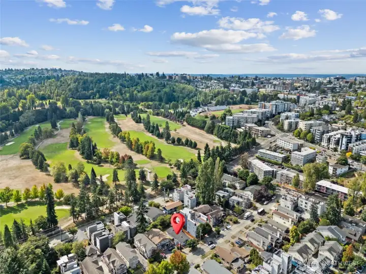 What a great location near the West Seattle Golf Course and other local amenities! A quick walk gets you some West Seattle fun!