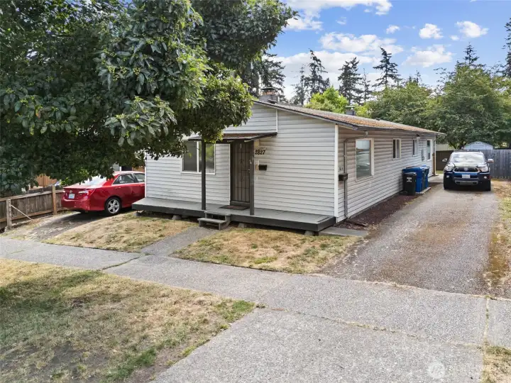 Welcome to 2827 SW Nevada with features a terrific location to walk to many West Seattle amenities and easy commuter access! And - ample off street parking!