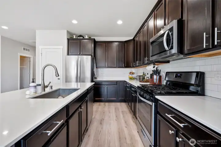 Custom kitchen hardware to match appliances that stay with home