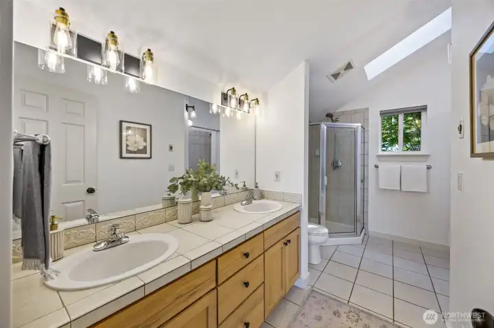 En-suite primary bathroom