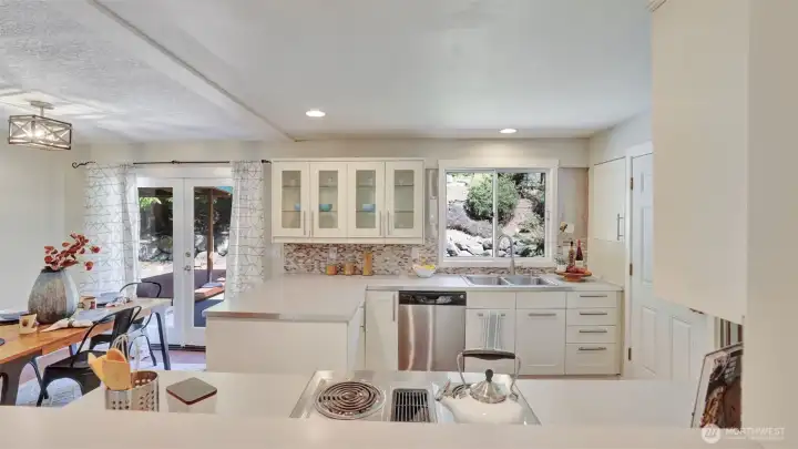 All kitchen appliances stay!