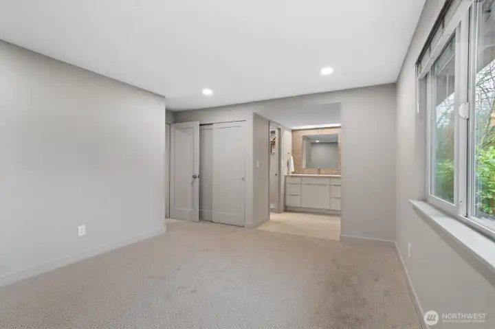 Primary bed with private bathroom!