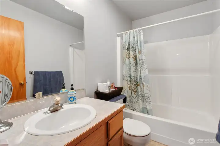 Upstairs guest/kids bath