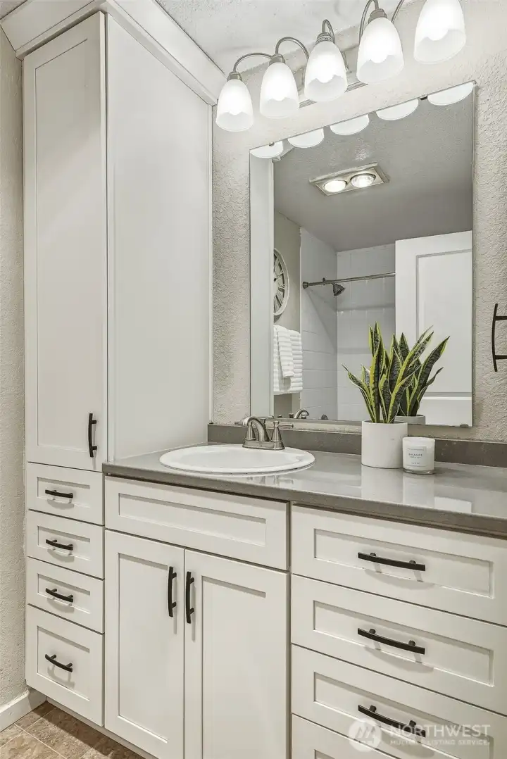 Guest Bathroom upstairs