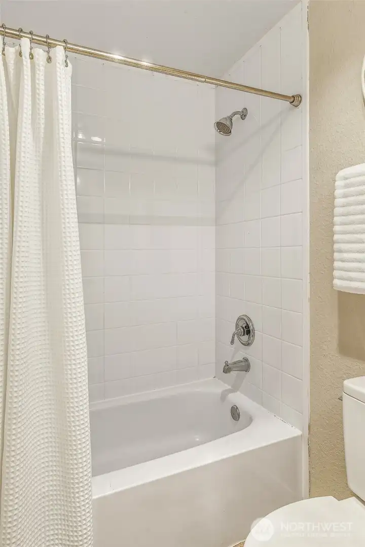 Tub/Shower combo in upstairs Guest Bath