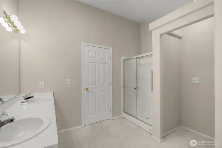 Primary large ensuite bath with lots of storage and counter space.