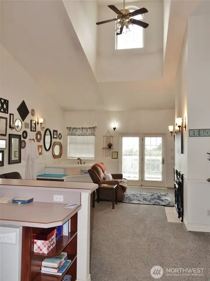 Walk into the Great Room w/ huge vaulted ceilings and 2 ceiling fans. Walk into the Great Room w/ huge vaulted ceilings and 2 ceiling fans.