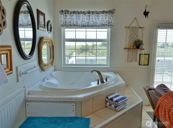 Enjoy relaxing and releasing your stress in the Jetted Tub . Enjoy relaxing and releasing your stress in the Jetted Tub .