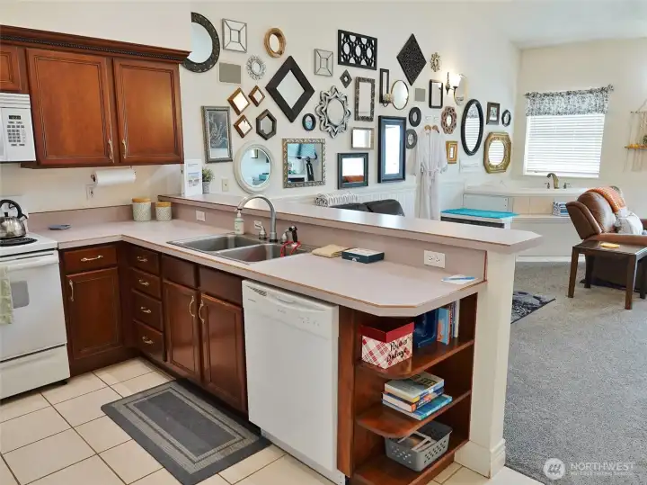 Kitchen w/ Eating Bar and Tile floors. Kitchen w/ Eating Bar and Tile floors.