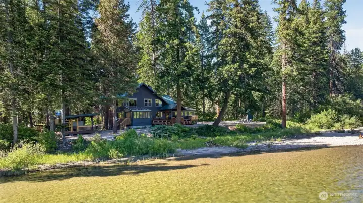 Peaceful and expansive riverfront Peaceful and expansive riverfront