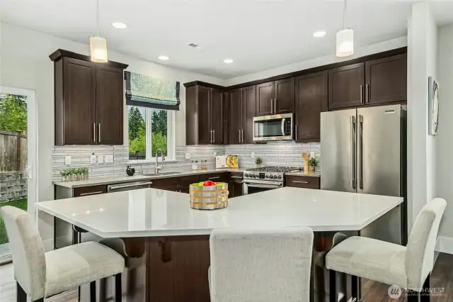 Modern kitchen with integrated eat-in