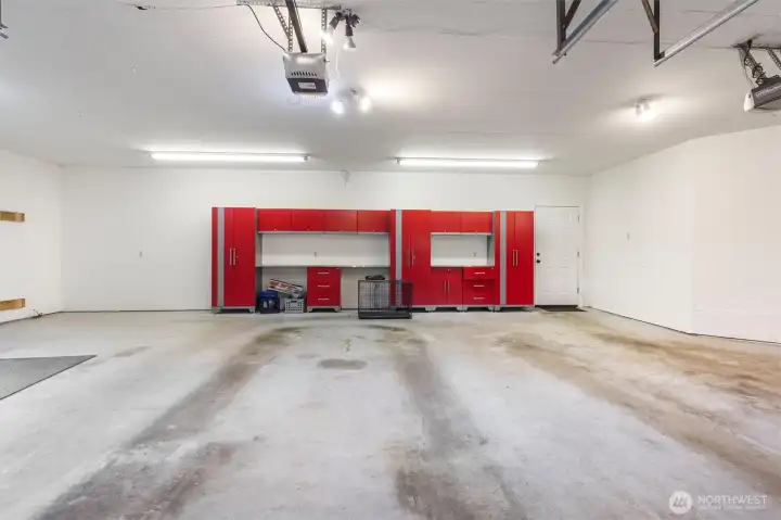 3-Car Garage with Tool Benches That Stay