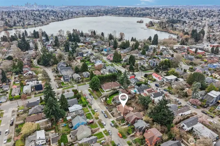 Set just a five minute stroll from all the fun of Green Lake - this location cannot be beat!