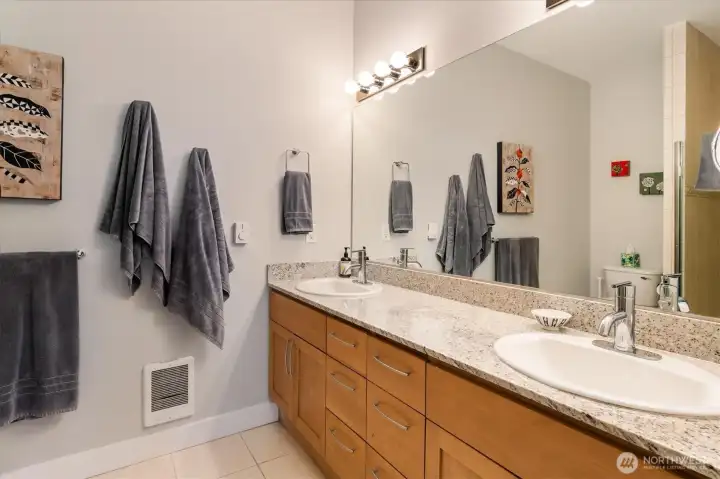 Primary en-suite bath.