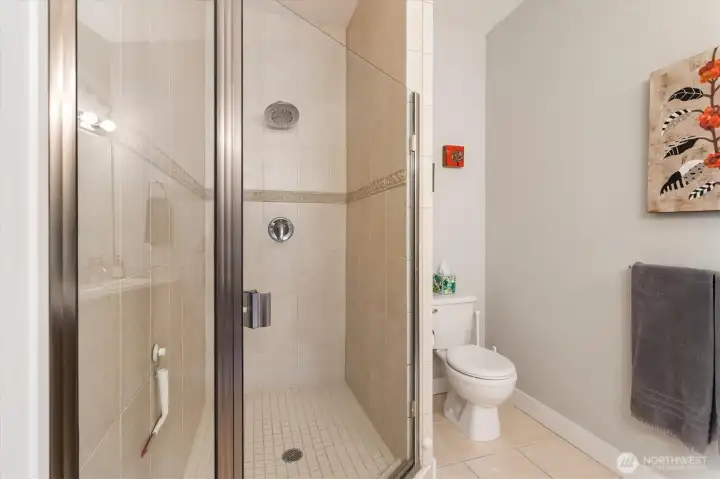 Primary en-suite bath.