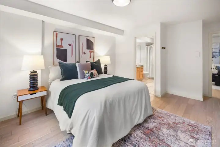 Full en suite bath through the open door in the middle of the frame, let's go check it out