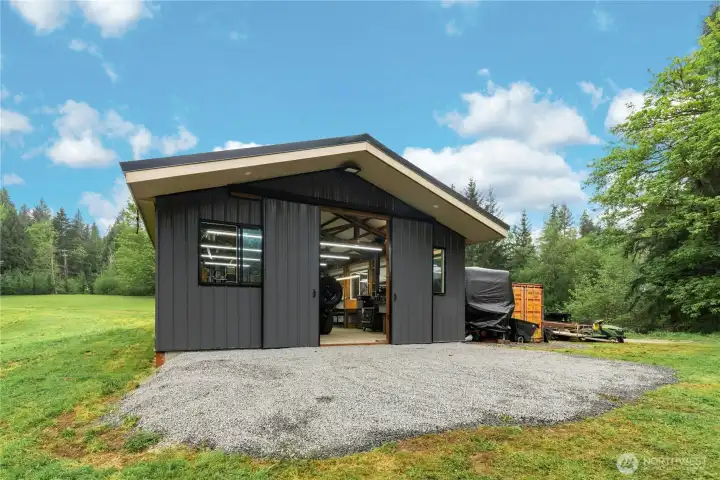 Detached 1,000 sqft shop with electric and water!