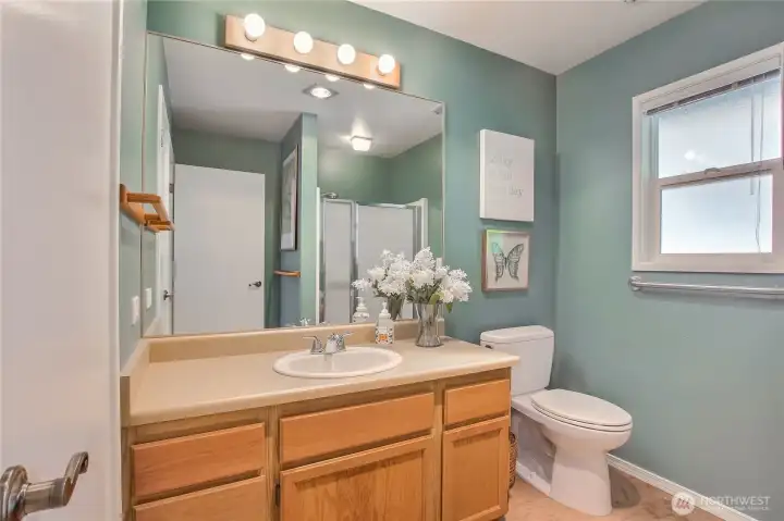 3/4 hall bath.