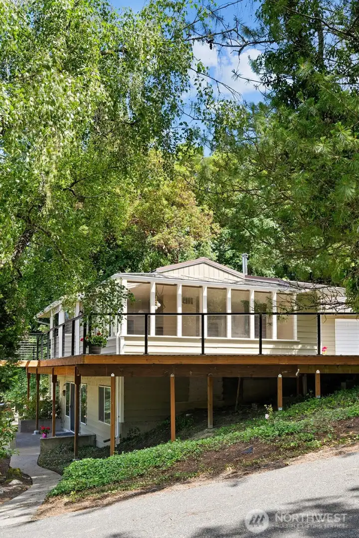 Lovely Mid-century Vibe Home with complete horse set-up Lovely Mid-century Vibe Home with complete horse set-up
