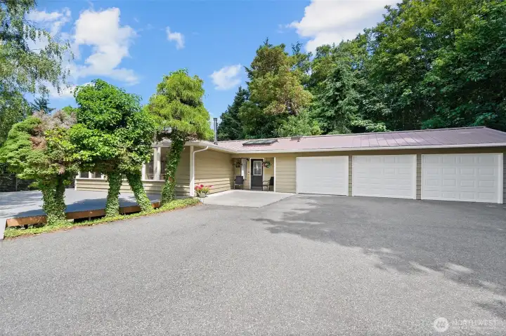 Oversized 3 car garage Oversized 3 car garage