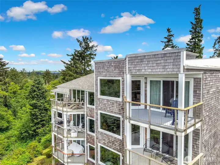 Enjoy low-maintenance coastal living with ocean views, beautifully landscaped grounds, and easy access to Long Beach beaches, golf, dining, and outdoor recreation.