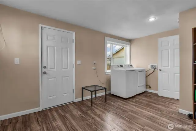 XL laundry room that is big enough to use as an office space, main level