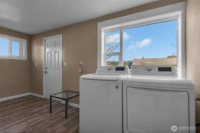 XL laundry room that is big enough to use as an office space, main level