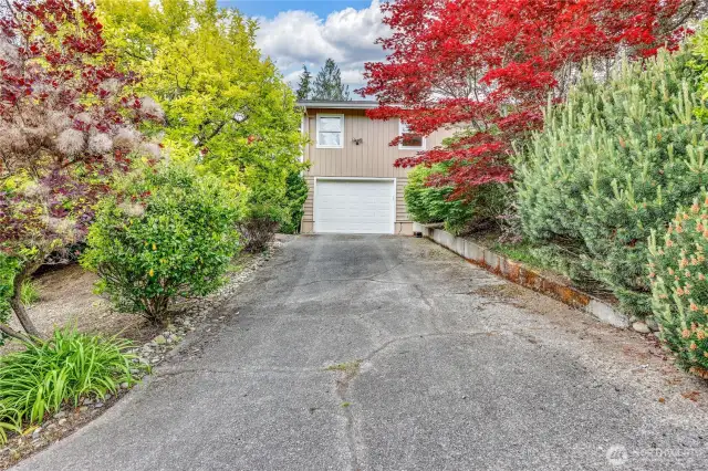 Garage has it's own driveway off Sol Vei.