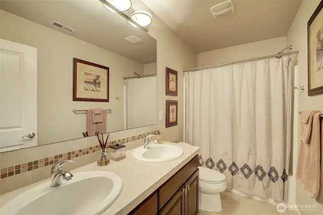 Hall bath servicing secondary bedrooms
