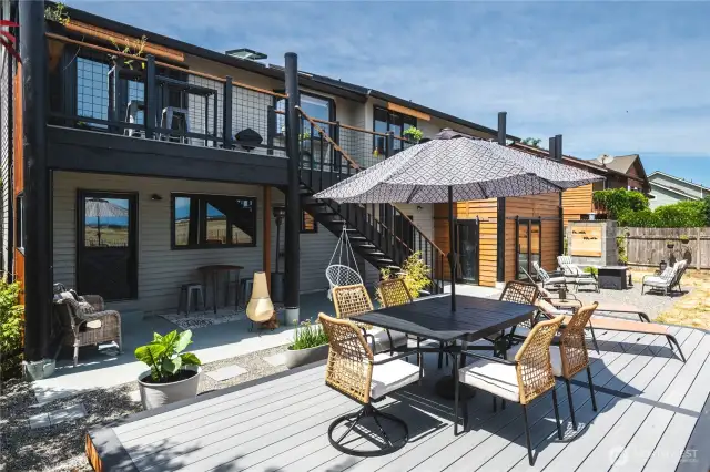 Beautiful sundeck, nice storage area behind it.