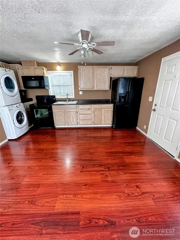 ADU : kitchen (photos taken when vacant)