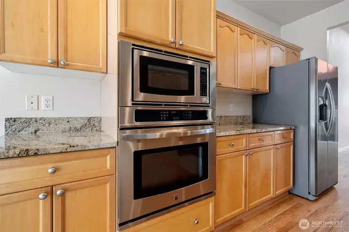 Plenty of counterspace to cook for yourself & others!