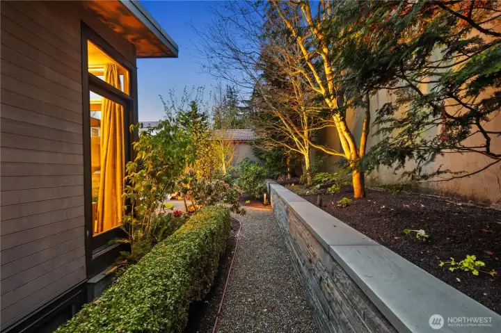 Even the side yard...neat as a pin.