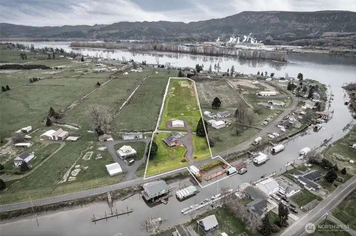 Property lines are approximate.