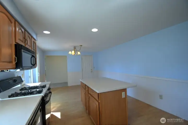 Adjoining eat-in kitchen area